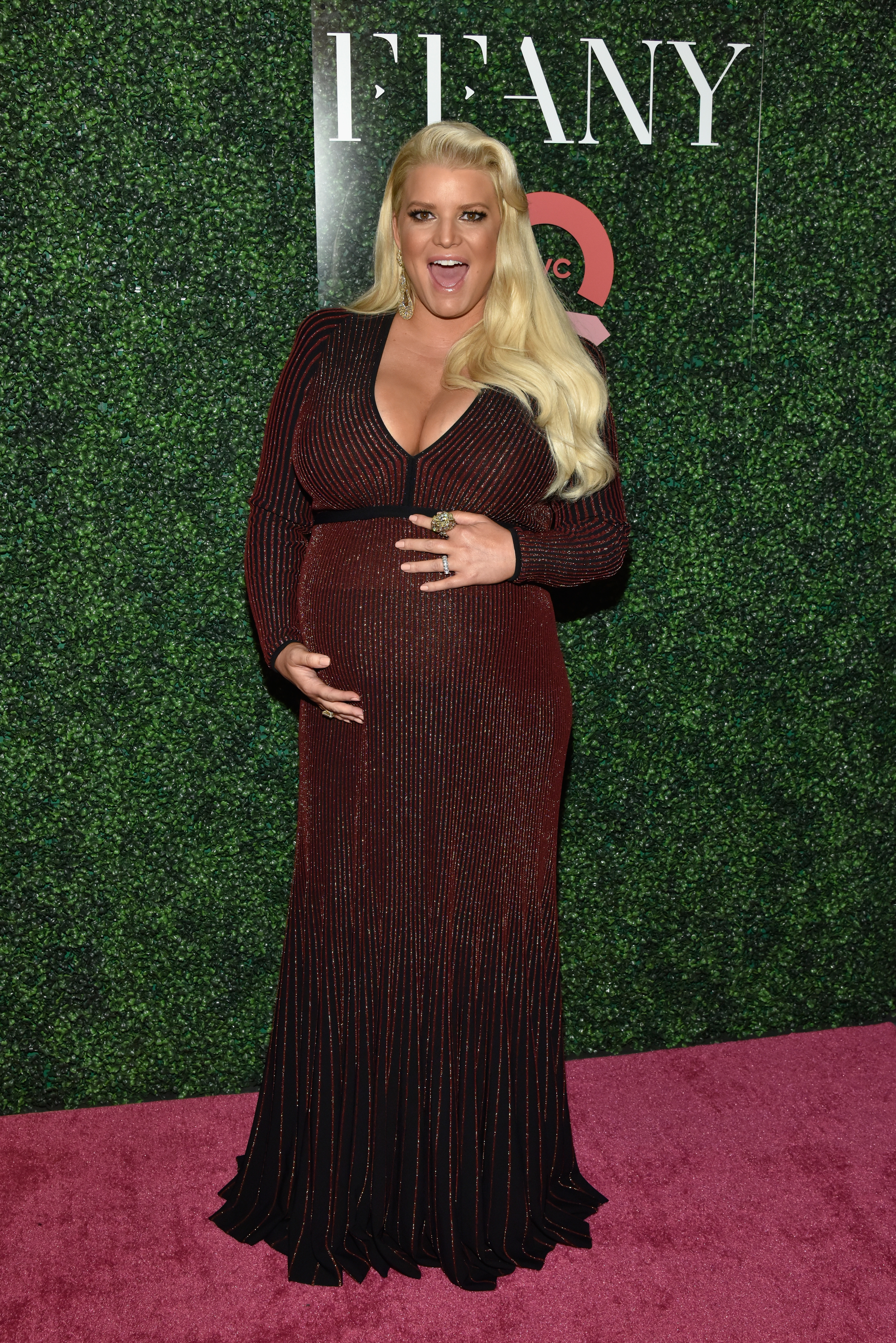 Jessica Simpson Showing Off Her Baby Bump