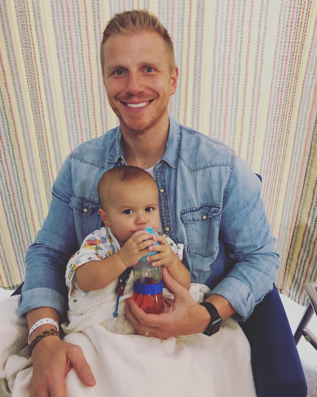 Sean Lowe Gives Isaiah a Bottle