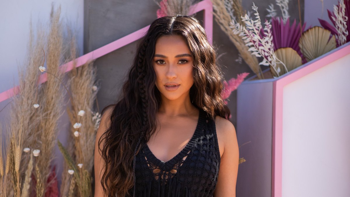 Shay Mitchell Long Wavy Hair Miscarriage First Pregnancy Rainbow Baby