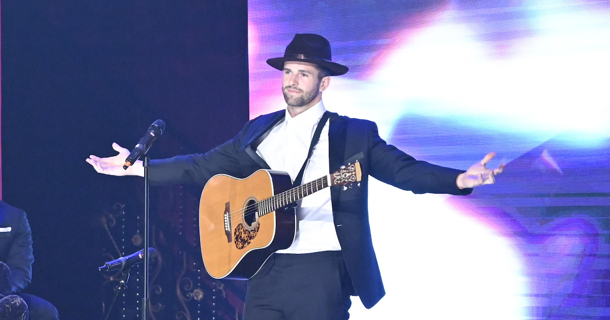 Jed Wyatt Carrying Guitar on 'The Bachelorette'