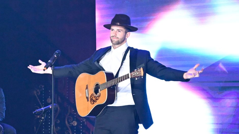 Jed Wyatt Carrying Guitar on 'The Bachelorette'