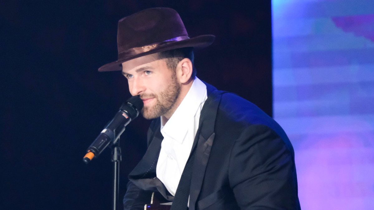 Jed Wyatt Playing the Guitar on The Bachelorette