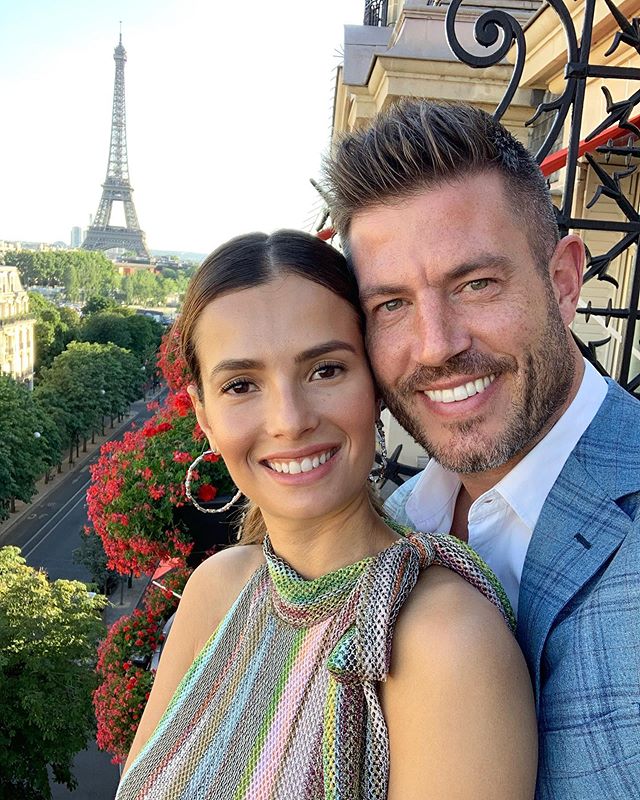 Jesse Palmer and Fiancée Emely Fardo Take Selfie With View of Eiffel Tower