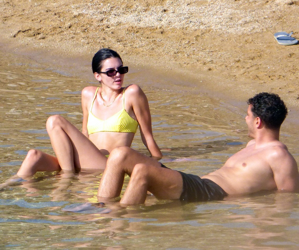 Kendall Jenner Rocks A Bikini At The Beach In Greece With Friends