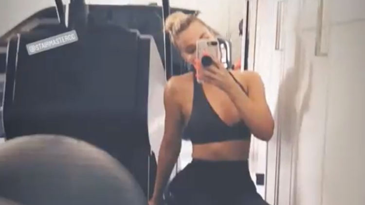 Khloe Kardashian Abs Gym Selfie