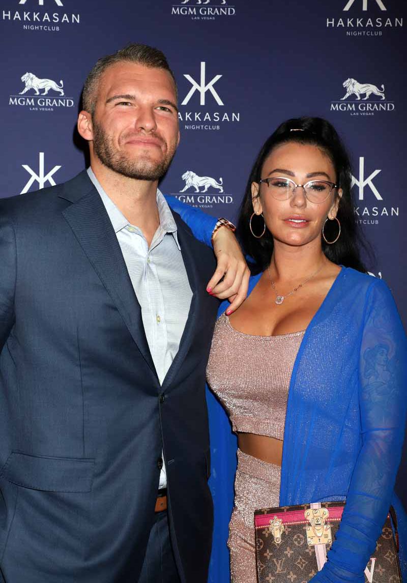 Jenni "JWoww" Farley posing with her boyfriend Zach Clayton Carpinello