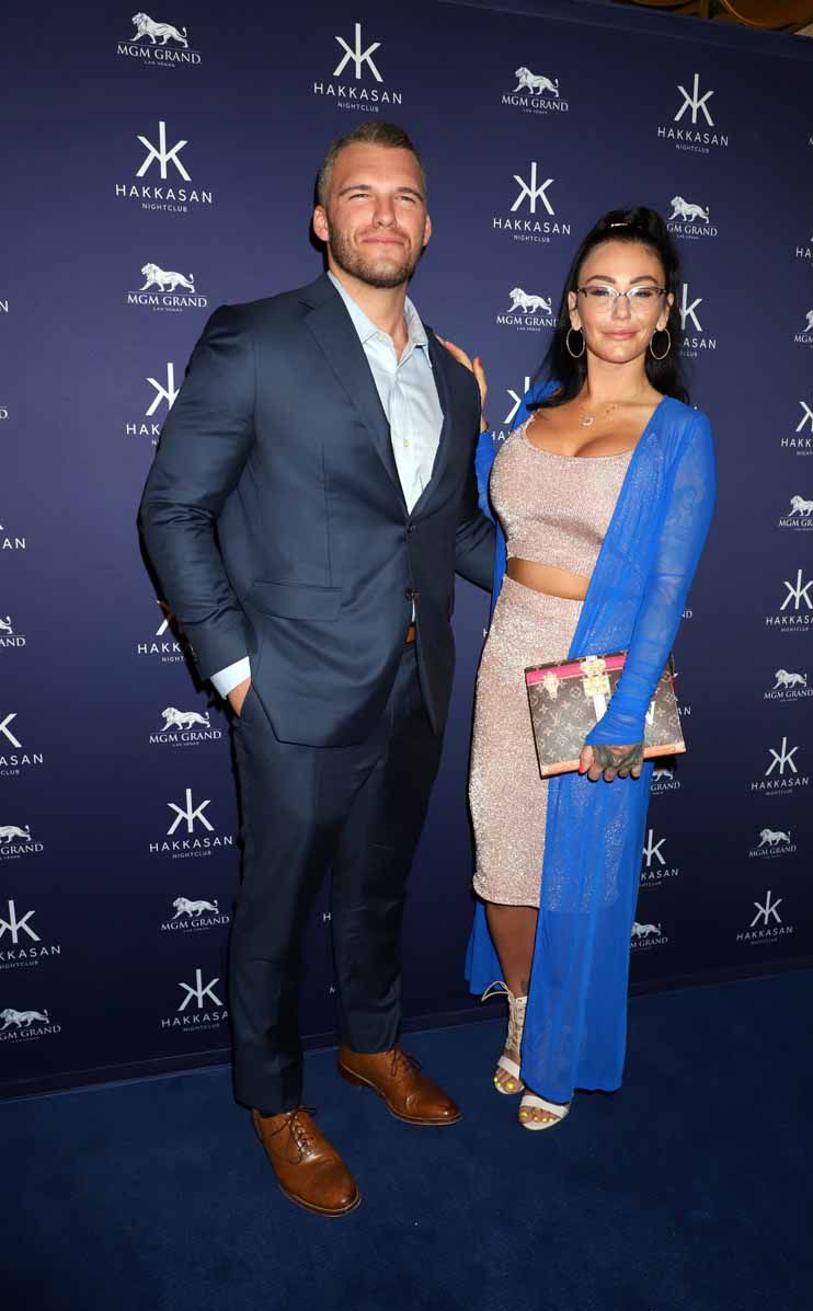 Jenni "JWoww" Farley posing with her boyfriend Zach Clayton Carpinello