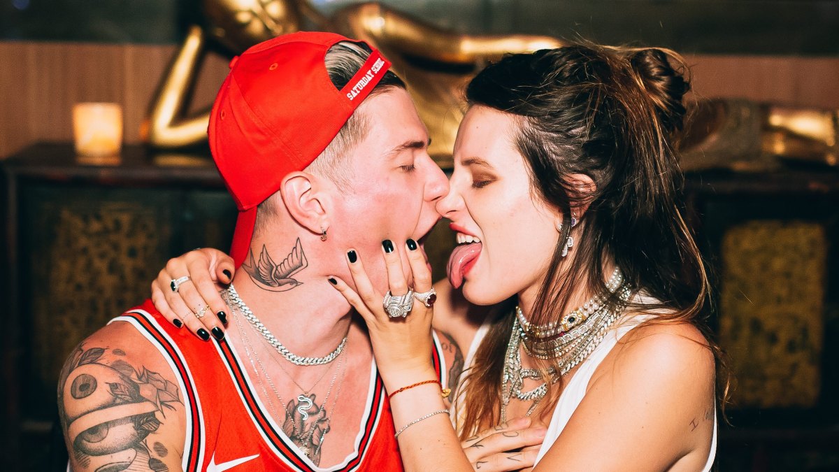 Bella Thorne New Boyfriend PDA