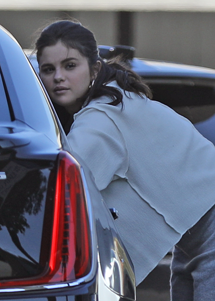 Cute! Selena Gomez wearing the j ring Justin Bieber gave her.
