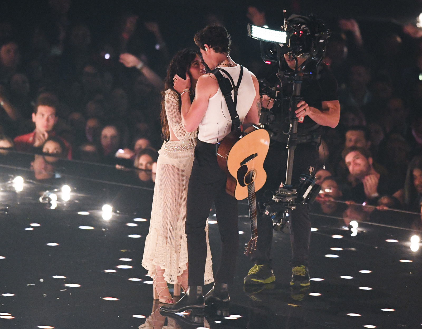 Shawn Mendes Camila Cabello Heat Up Performance MTV VMAS 2019