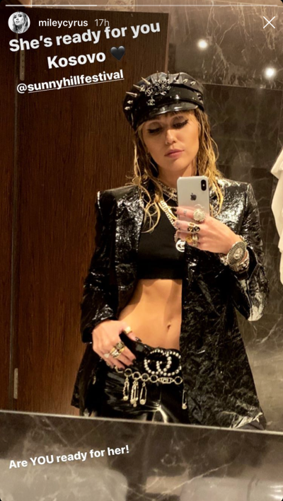 Miley Cyrus Mirror Selfie