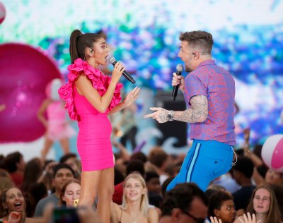 Sarah Hyland Performs With Jordan McGraw at Teen Choice Awards With No Spanx