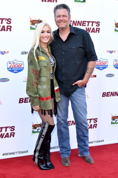 Gwen Stefani and Blake Shelton posing on the red carpet