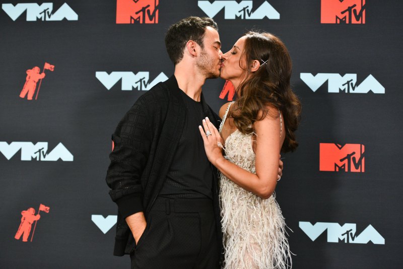 Kevin Jonas, Danielle Jonas kiss at mtv vmas 2019 red carpet