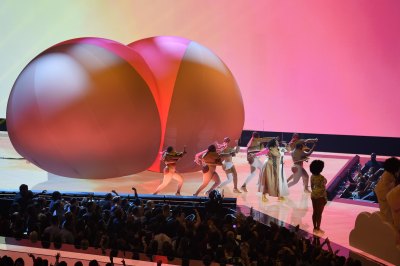 Lizzo MTV VMAs 2019 performance inflatable butt