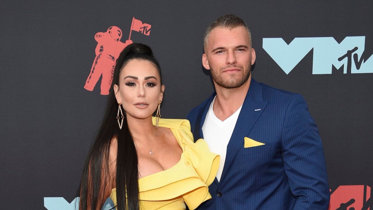 jenni farley jersey shore JWoww, and Zack Clayton Carpinello 2019 vma awards red carpet pda