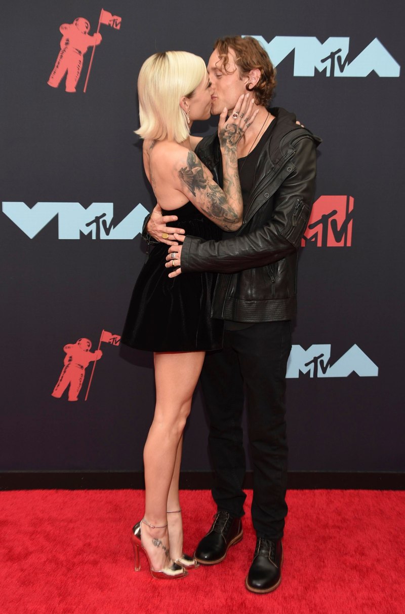 Skylar Grey, Elliott Taylor kiss at 2019 mtv vmas