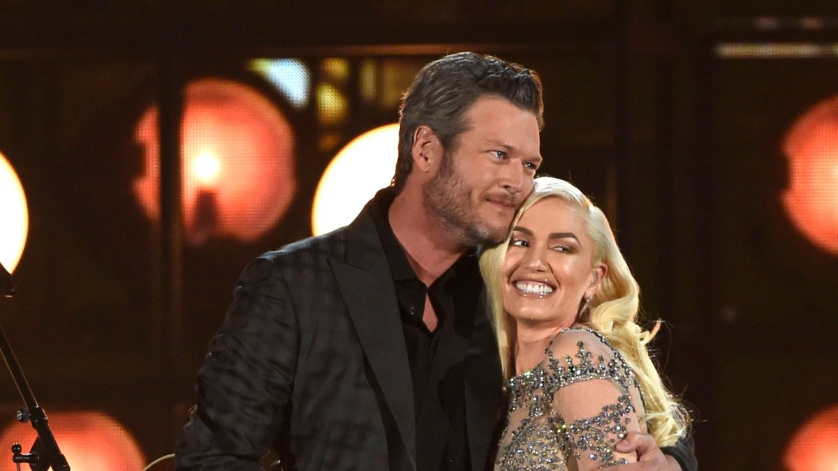 Blake Shleton and Gwen stefani on Stage Together