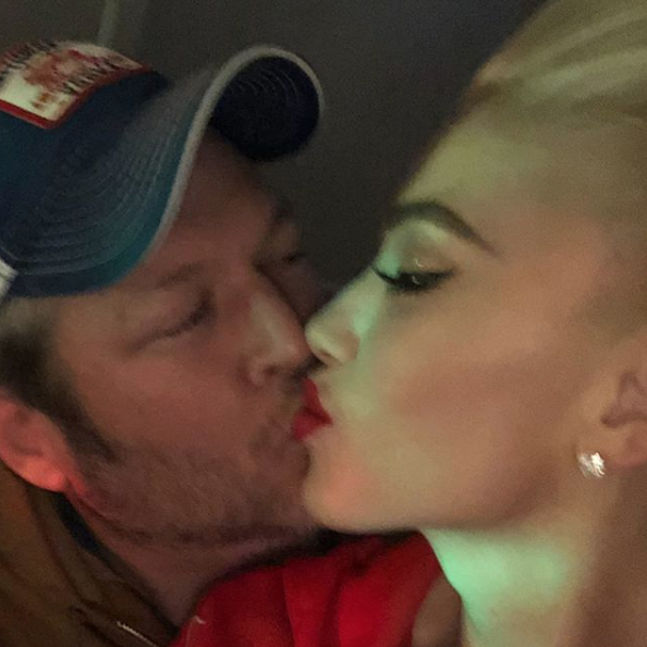 Blake Shelton and Gwen Stefani Kissing