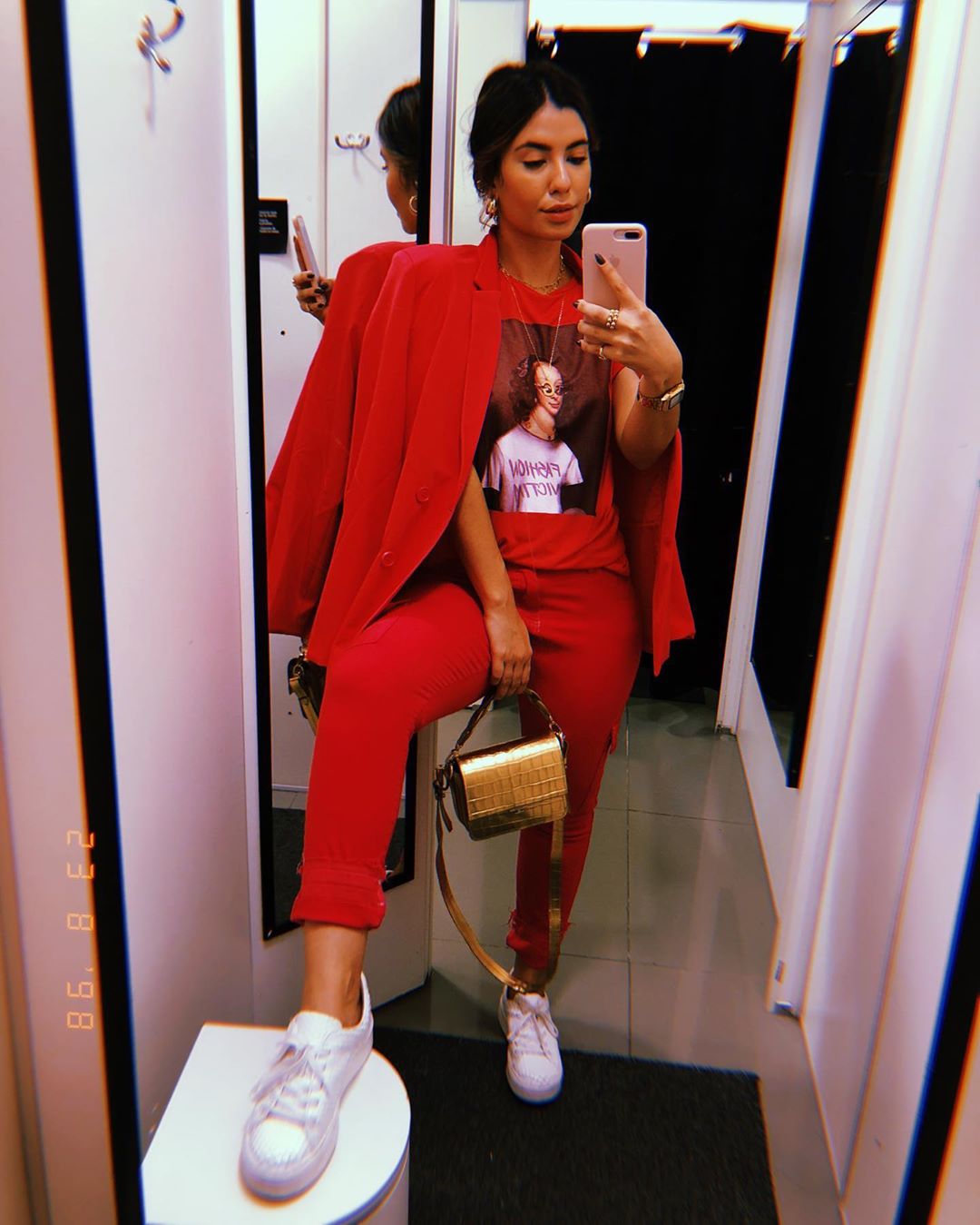 Geo Chaves Wears red Suit