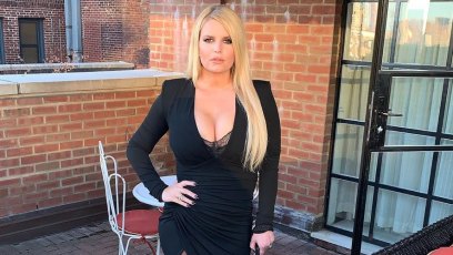 Jessica Simpson flaunts 100-pound weight loss while posing in a little black dress