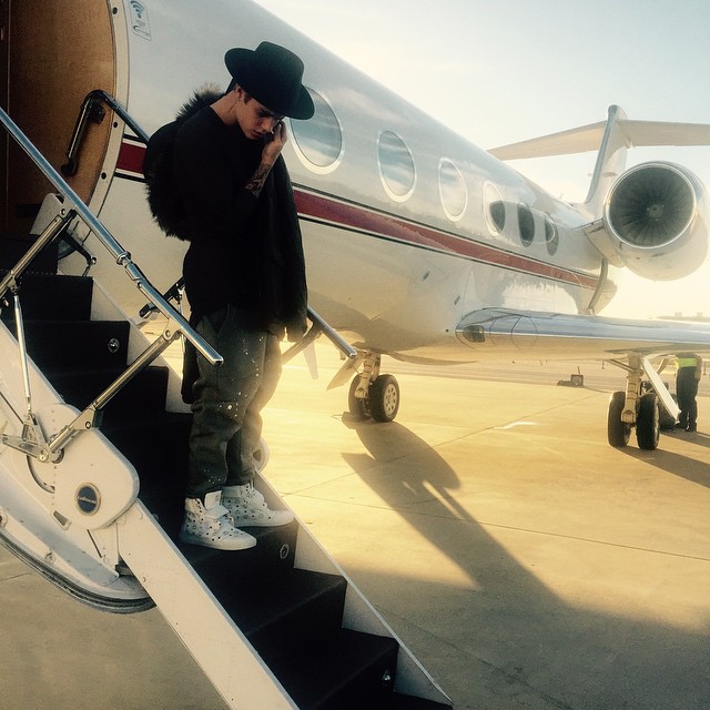 Justin Bieber Flies Out to Visit Hailey Baldwin in November 2014