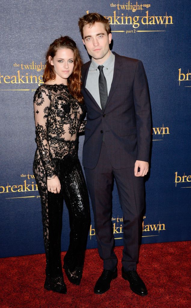Kristen Stewart and Robert Pattison posing on the red carpet