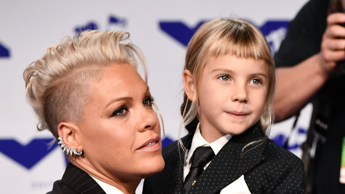 Pink Hugging her Daughter Willow Hart at the 2017 VMAs