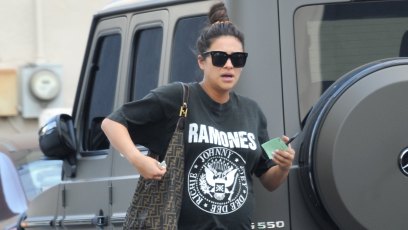 Pregnant Shay Mitchell wearing a Ramones T-Shirt, black leggings, sunglasses and white sneakers