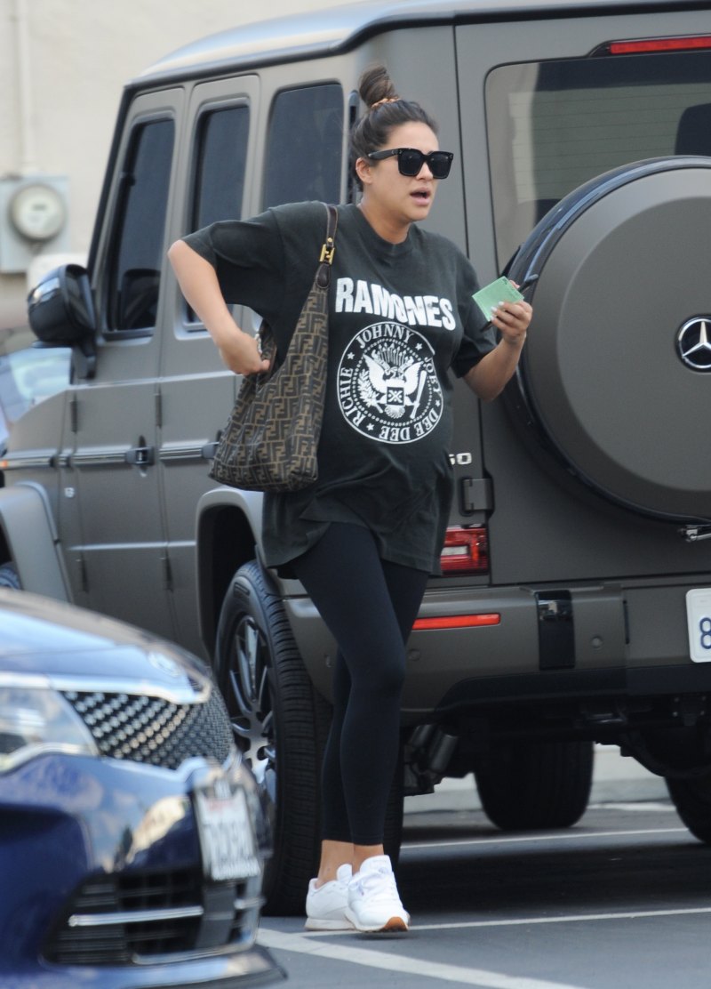 Pregnant Shay Mitchell wearing a Ramones T-Shirt, black leggings, sunglasses and white sneakers