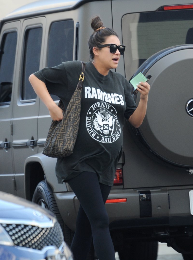Pregnant Shay Mitchell wearing a Ramones T-Shirt, black leggings, sunglasses and white sneakers