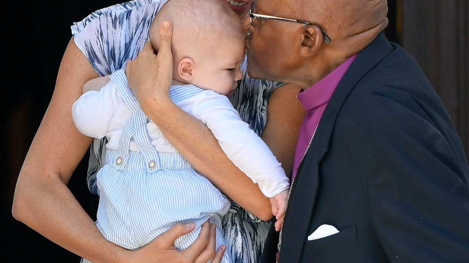 baby-archie-meets-desmond-tutu-in-africa-photos-with-meghan-markle