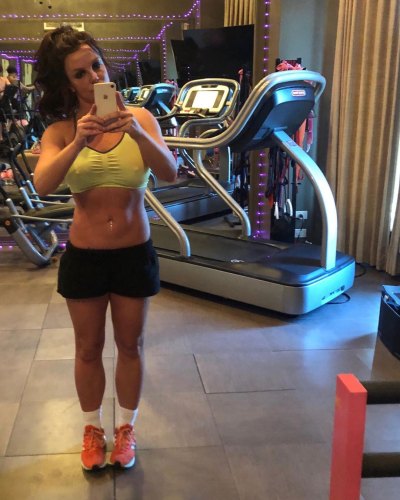 Britney Spears With Brown Hair Taking a Selfie in the Gym, Britney Spears Goes Back to Blonde in New Instagram Video 