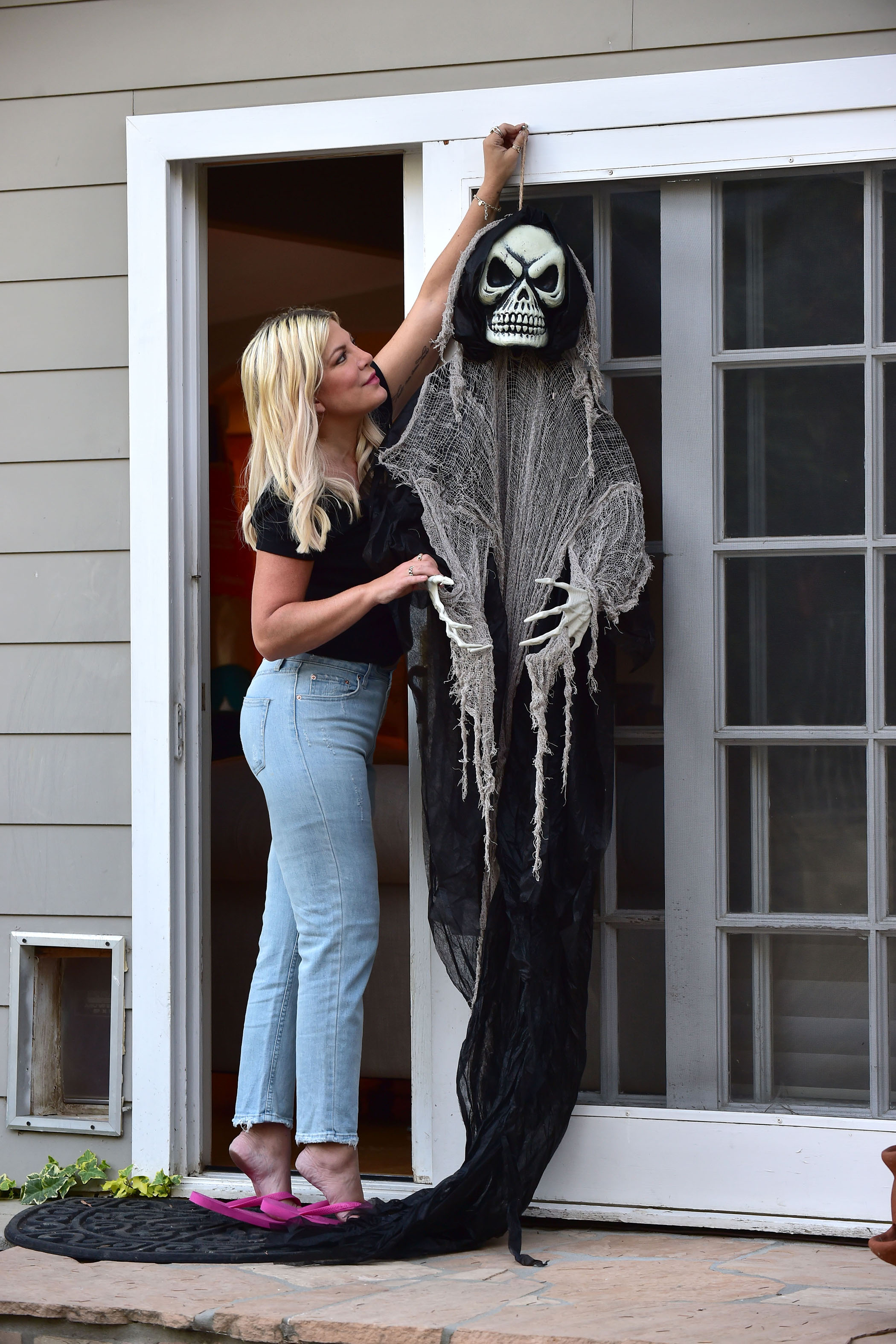 Tori Spelling Decorates for Halloween