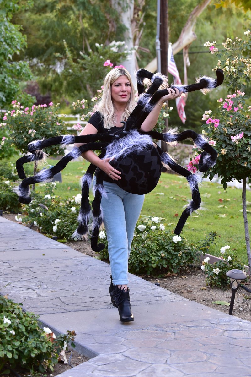 Tori Spelling Decorates for Halloween