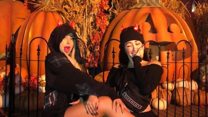 Tana Mongeau and Noah Cyrus at Knott's Berry Farm