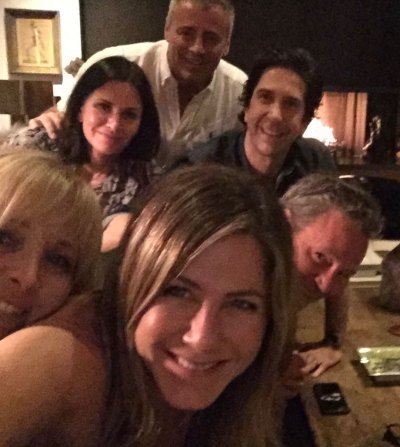 Jen Aniston With Her Friends Cast