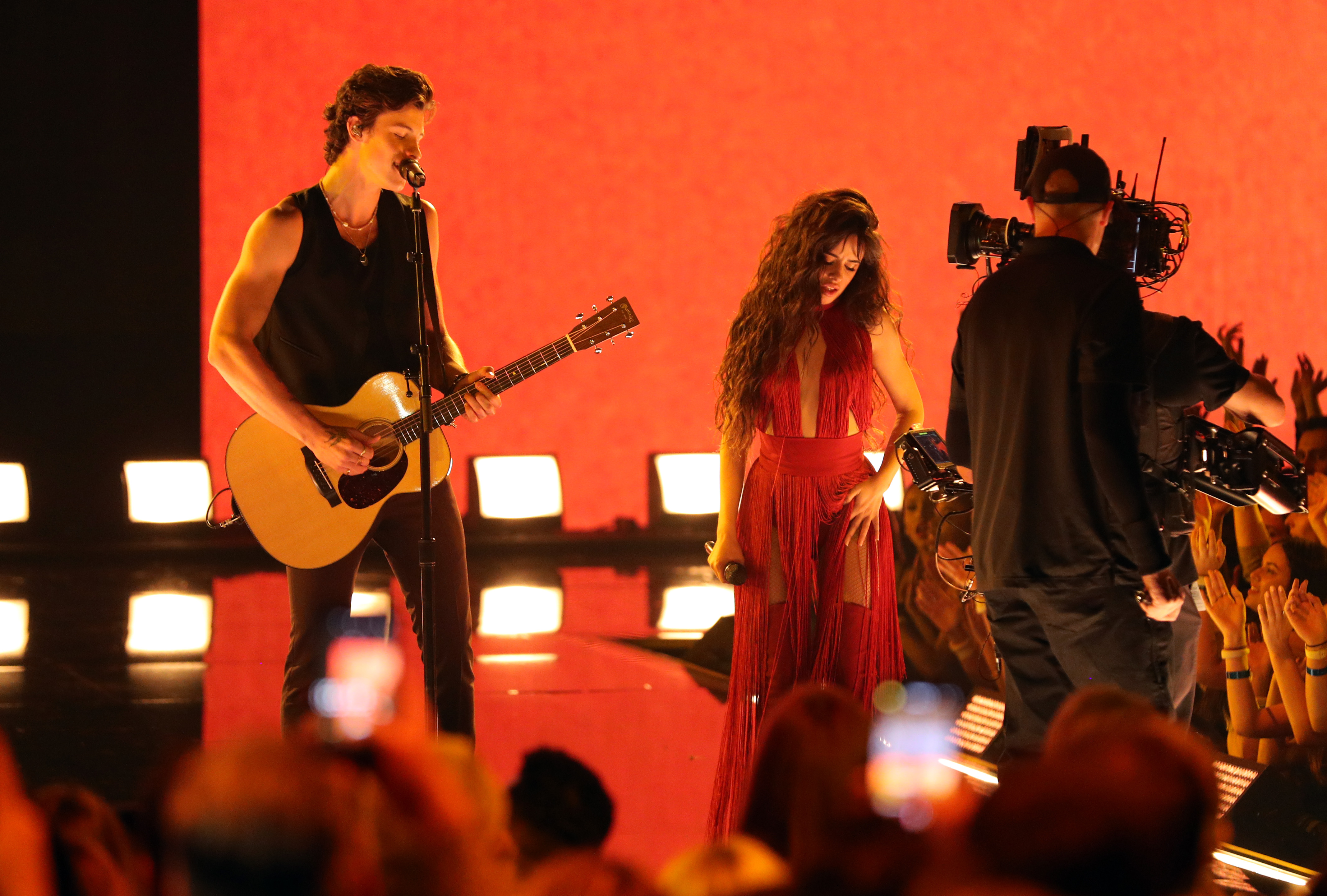 Shawn and Camila at the 2019 AMAs
