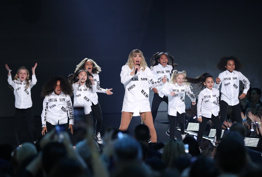 Taylor Swift Performs All Of Her Hits At 2019 Amas Post