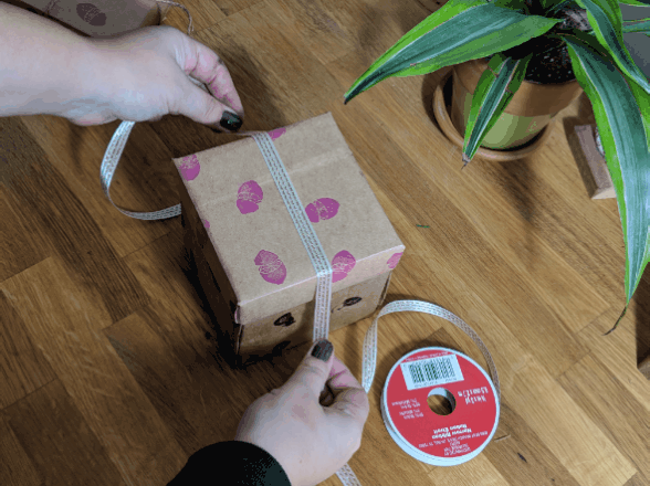 How to wrap Christmas gifts