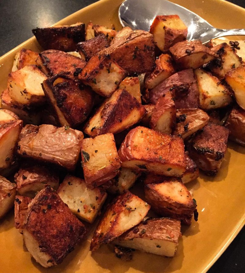 Chrissy-Teigen-Crispy-thyme-and-garlic-potatoes-dec-2015