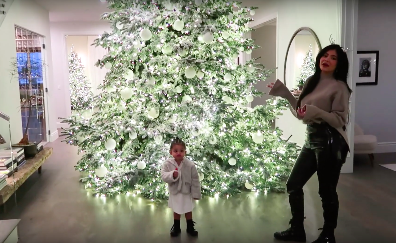 A Roundup of the Best Kardashian-Jenner ~Kristmas~ Decorations Over the Years!
