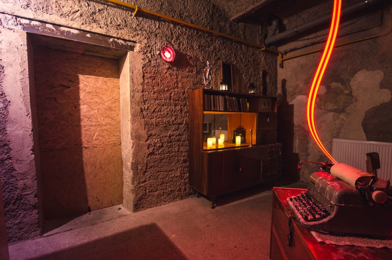 date at an escape room