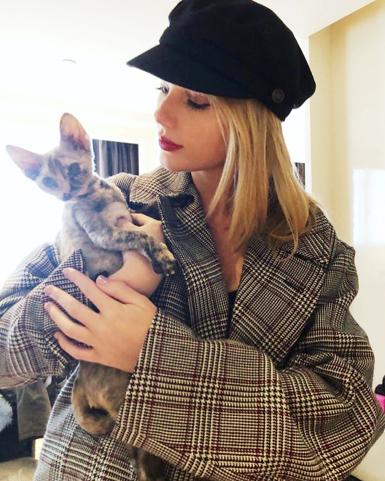 Lena Dunham Wishes Taylor Swift a Happy Birthday