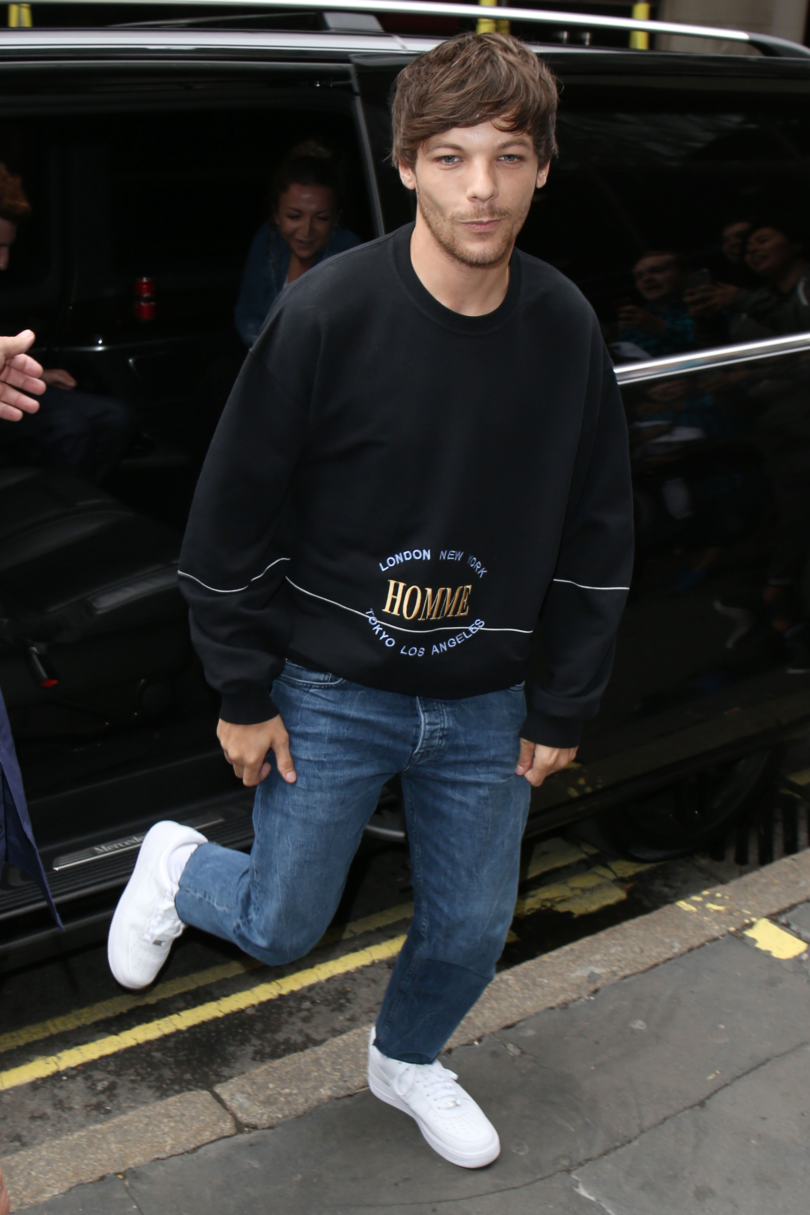 Louis Tomlinson Fashion on X: Louis appears to be wearing