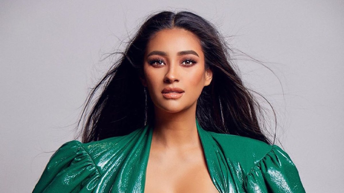 Shay Mitchell Glam Breastfeeding Photo With Newborn Daughter Atlas Noa