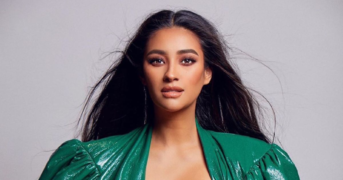 Shay Mitchell Shares Glam Breast Feeding Photo With Daughter Atlas In her 2018 year in review instagram story, pretty little liars star shay mitchell revealed she suffered a miscarriage. shay mitchell shares glam breast
