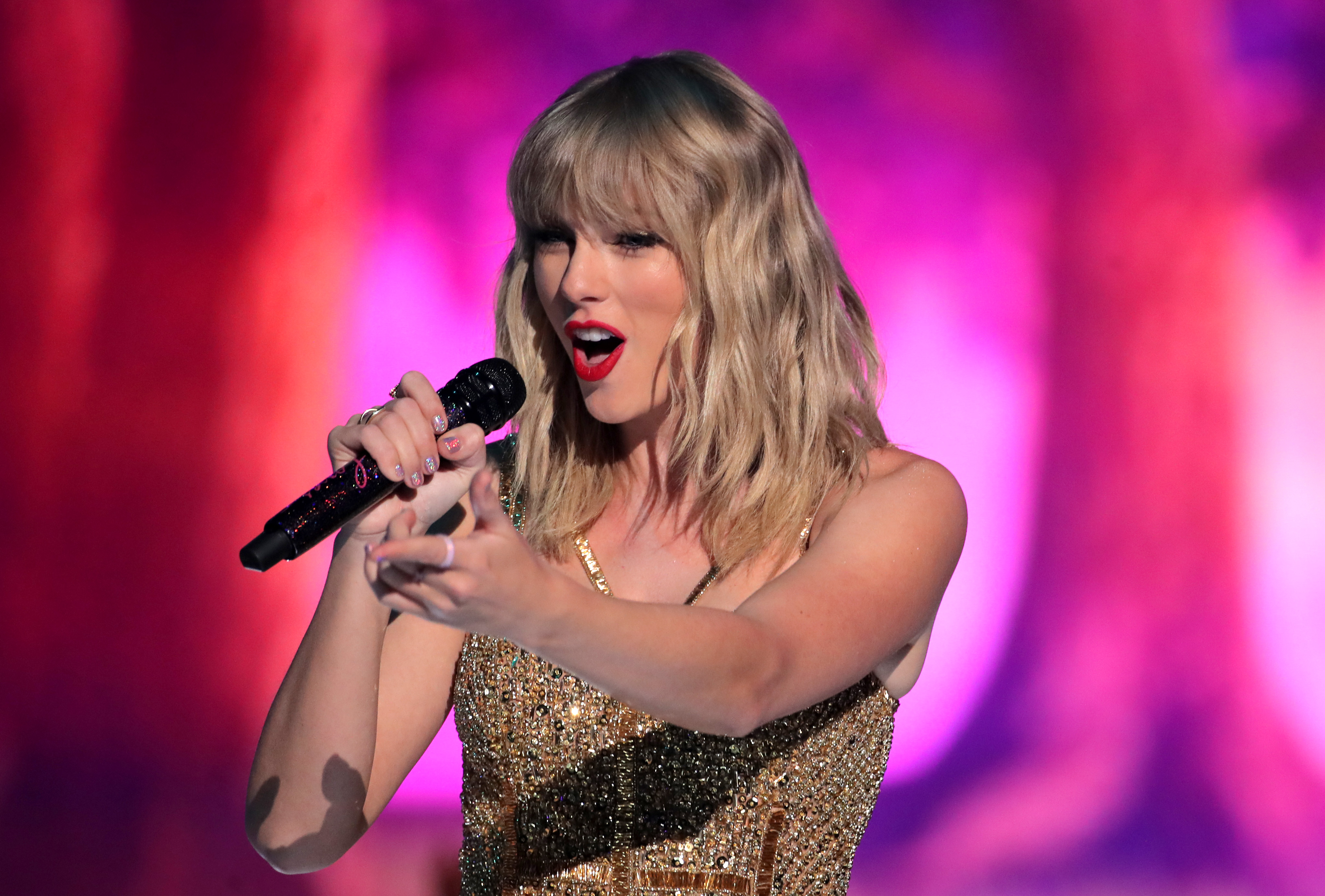 Christmas Tree Farm Hints At Taylor Swifts New Album
