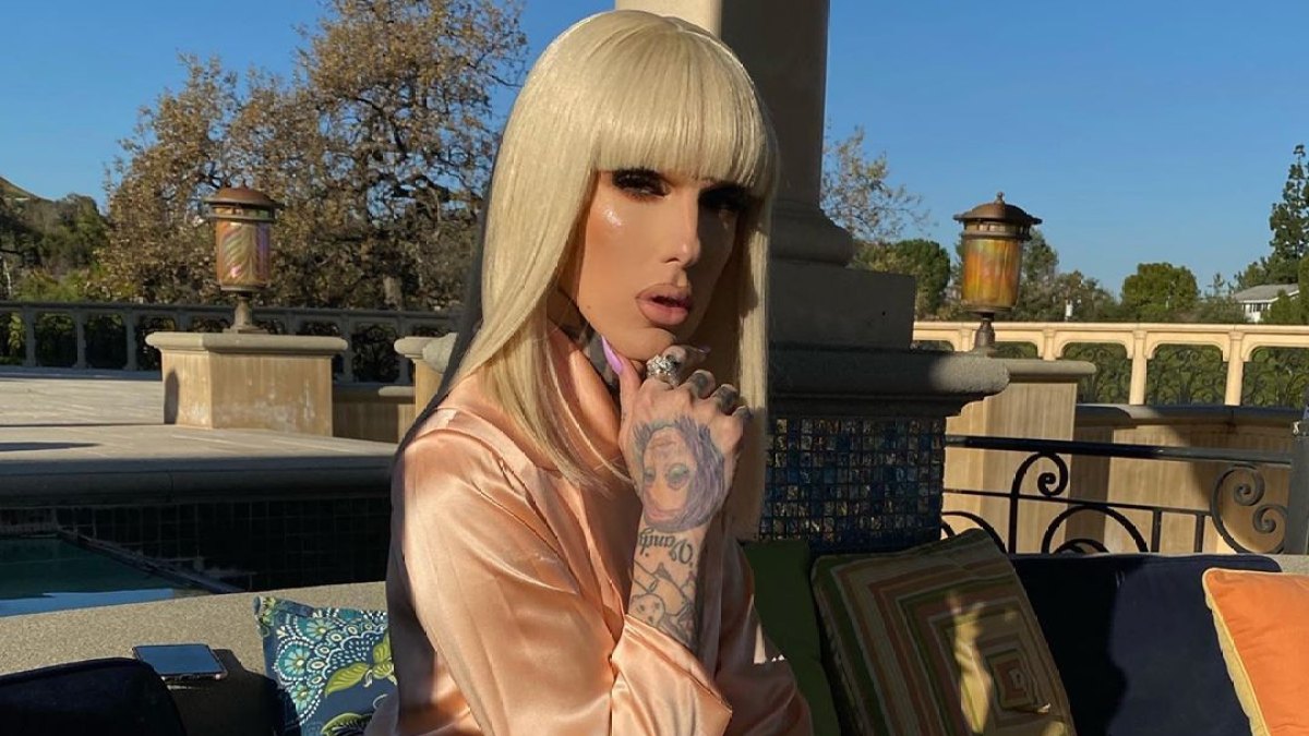 Jeffree Star wearing Blonde Wig
