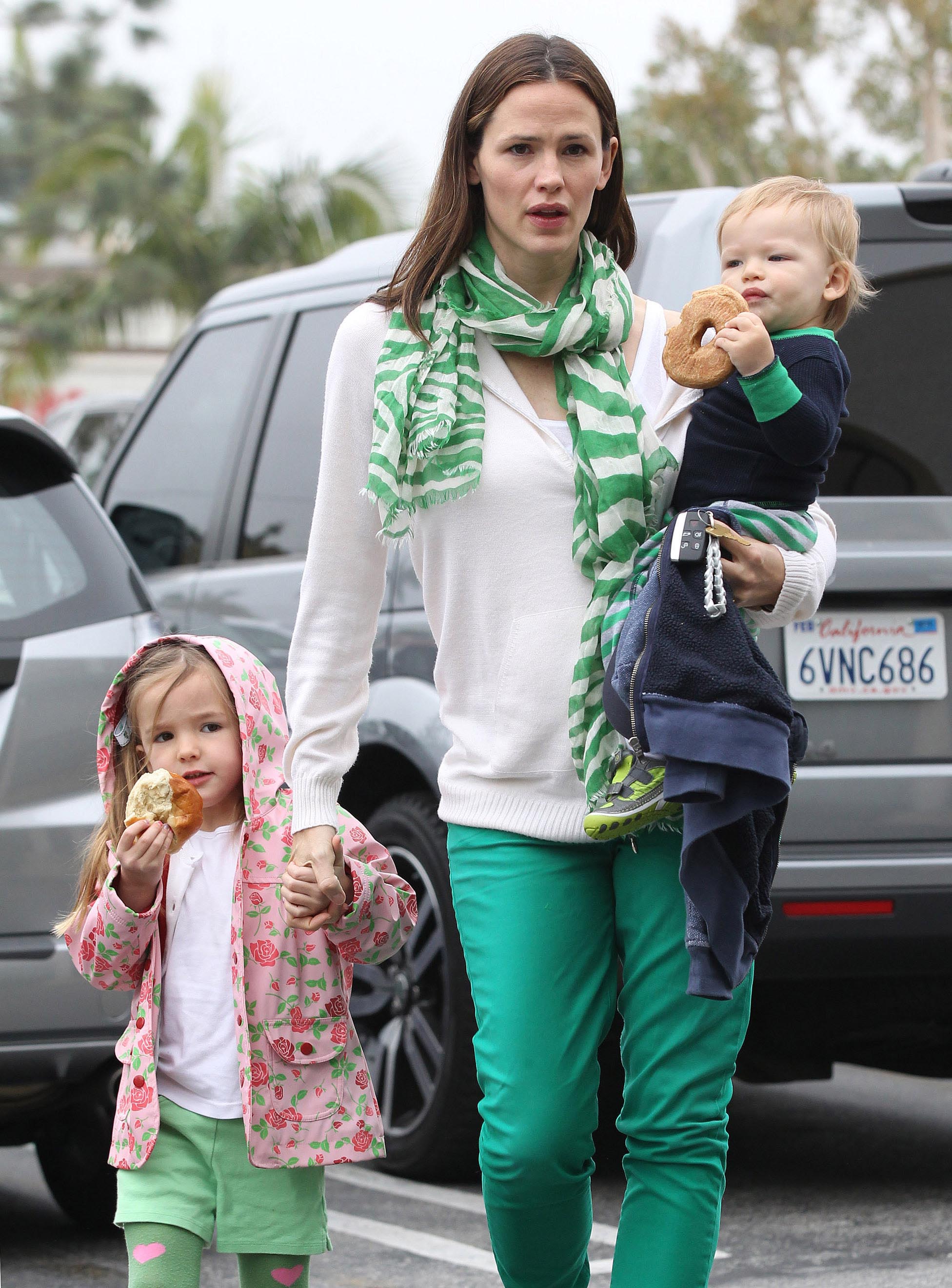 Jennifer Garner and Kids Eat Bagels